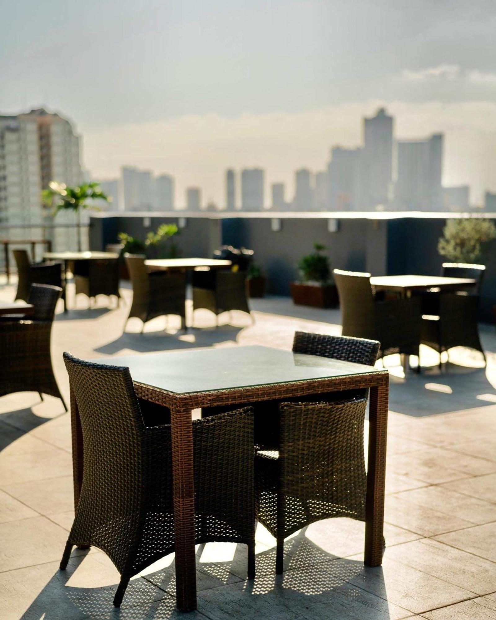 Ramada Encore By Wyndham Makati Makati City Exterior foto
