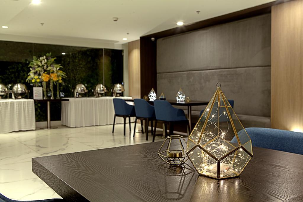Ramada Encore By Wyndham Makati Makati City Exterior foto